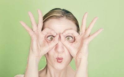 LE BLANC DES YEUX JAUNE EST UN CRI À L’AIDE DU FOIE